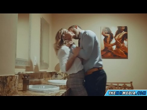 ❤️ Kana blonde ine busty inokukwezvera muchimbuzi cheveruzhinji ❤️❌ ❌️❤